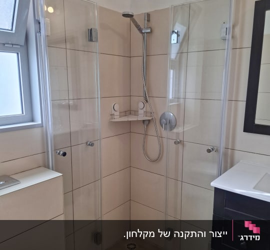 מקלחון פינתי עם דלתות זכוכית שקופות מותקן בחדר רחצה